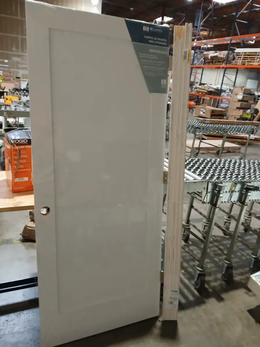 **damge frame and has a scratch on the top**33 in. x 80 in. Madison White Painted Right-Hand Smooth Solid Core Molded Composite MDF Single Prehung Interior Door - image 4