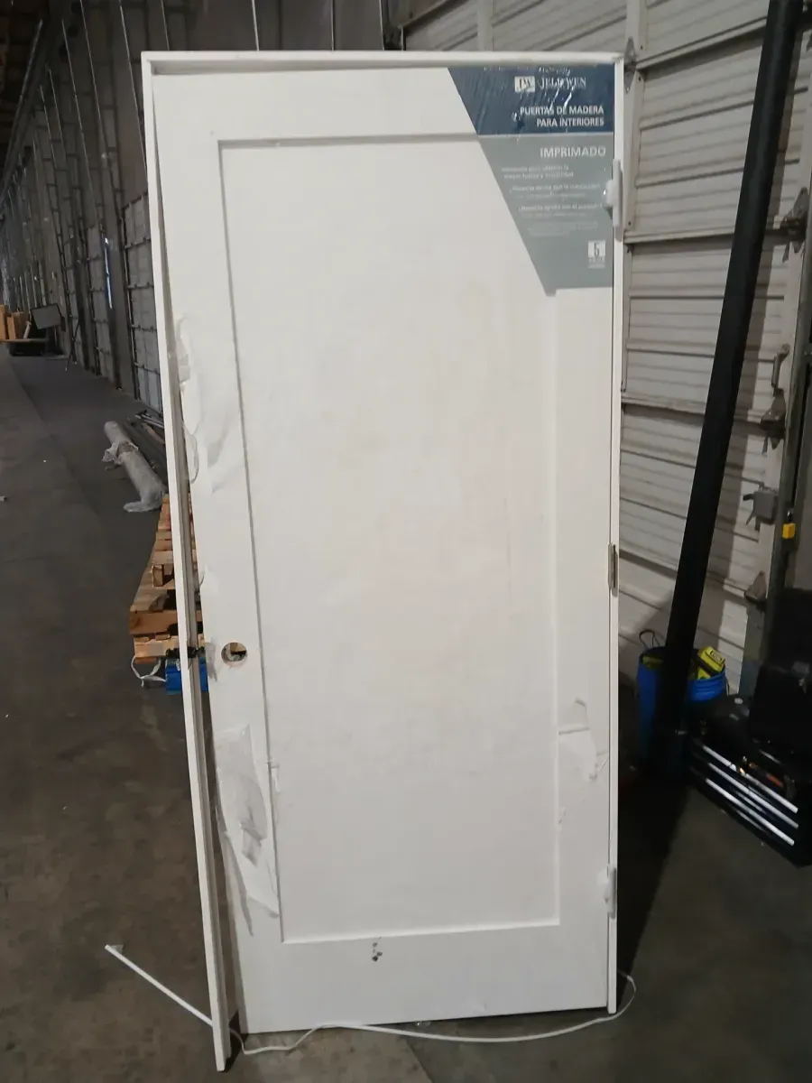 **damge frame and has a scratch on the top**33 in. x 80 in. Madison White Painted Right-Hand Smooth Solid Core Molded Composite MDF Single Prehung Interior Door - image 3