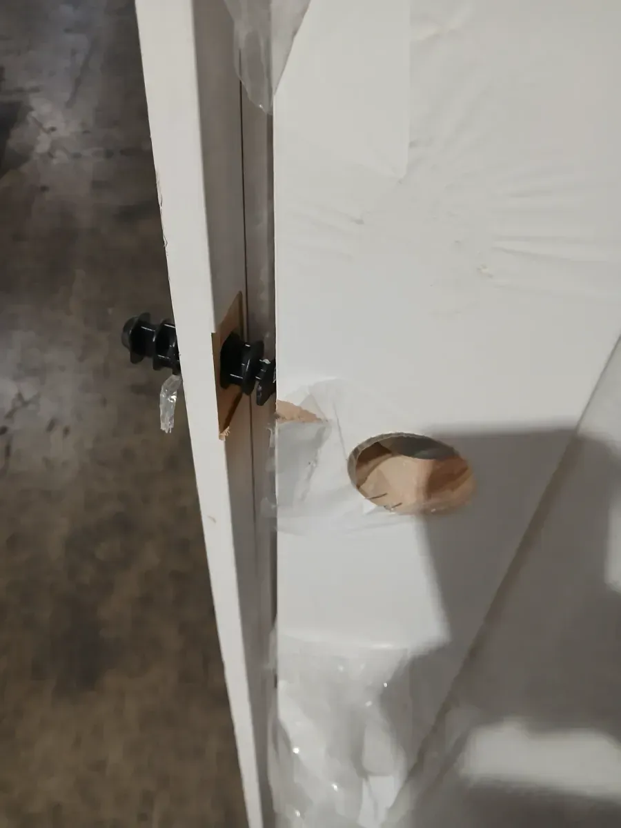 **damge frame and has a scratch on the top**33 in. x 80 in. Madison White Painted Right-Hand Smooth Solid Core Molded Composite MDF Single Prehung Interior Door - image 4