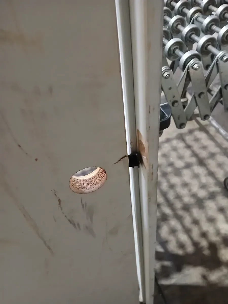 **frame is broken in yye door handle part has a little crack **36 in. x 80 in. No Panel Right-Handed Primed Composite Hollow Core Single Prehung Interior Door 4-9/16 in. Flat Jamb - image 4