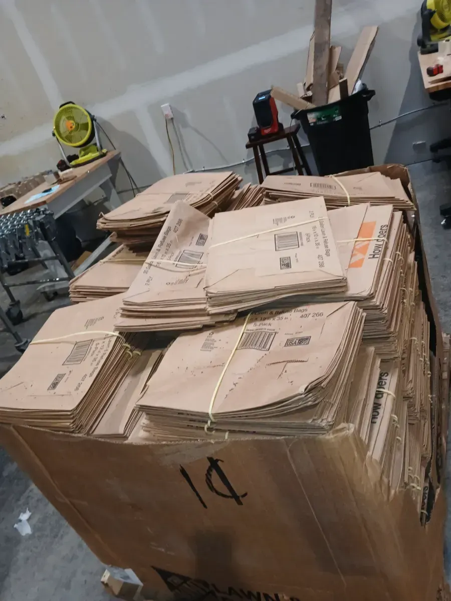 Pallet of bags 30 gallon lawn & Reguse 16in x 12in x 35in  - image 3