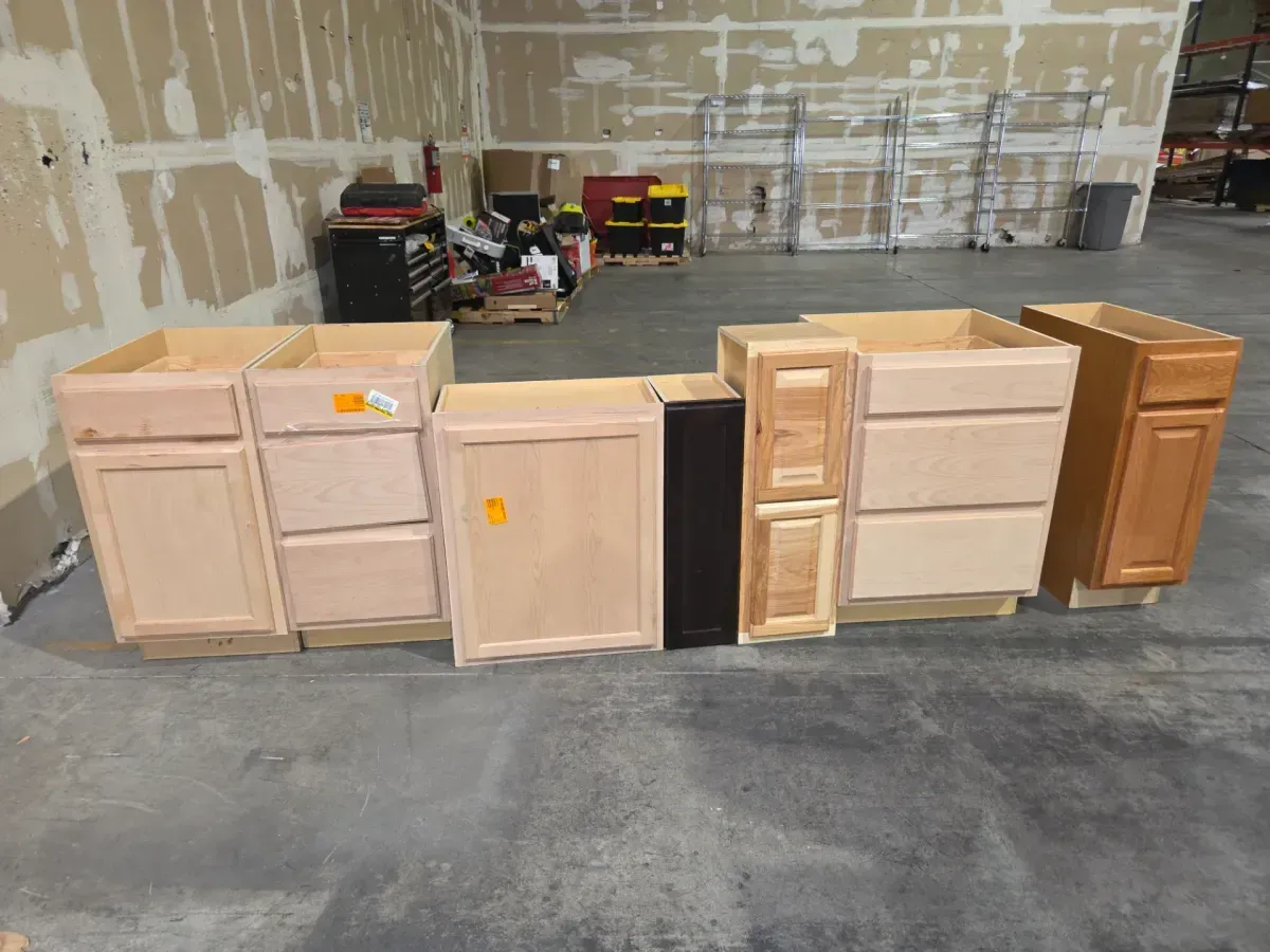 7-pack of mixed cabinets( 3 upper , 4 lower) - image 1