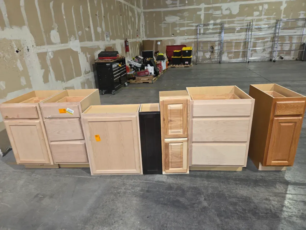 7-pack of mixed cabinets( 3 upper , 4 lower) - image 2