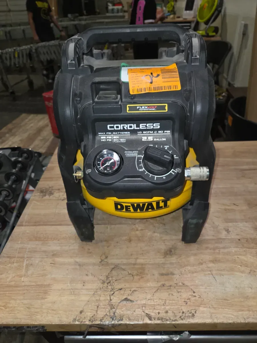 It doesn't co***me with the battery.***2.5 Gal. 140 psi Portable Electric Pancake Air Compressor - image 2