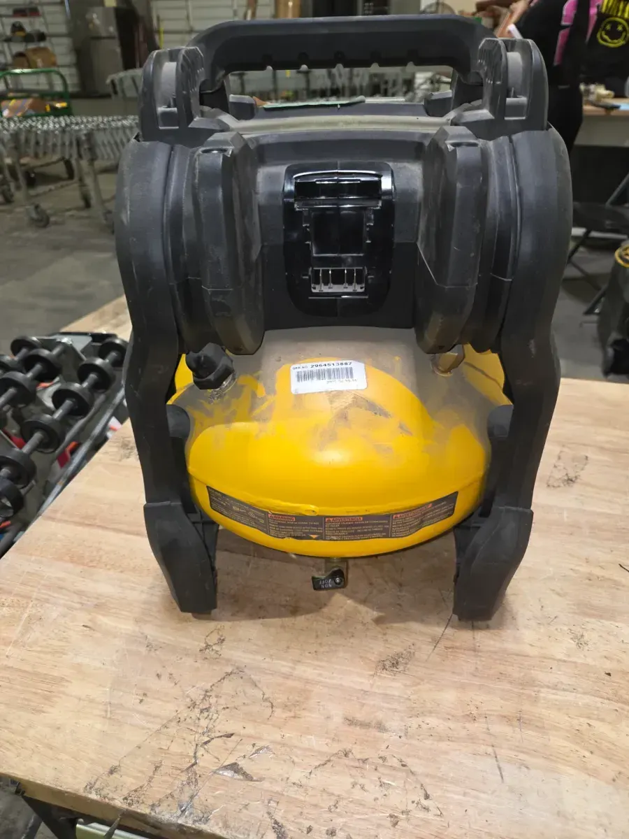 It doesn't co***me with the battery.***2.5 Gal. 140 psi Portable Electric Pancake Air Compressor - image 3