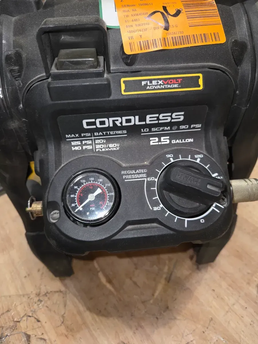 It doesn't co***me with the battery.***2.5 Gal. 140 psi Portable Electric Pancake Air Compressor - image 4