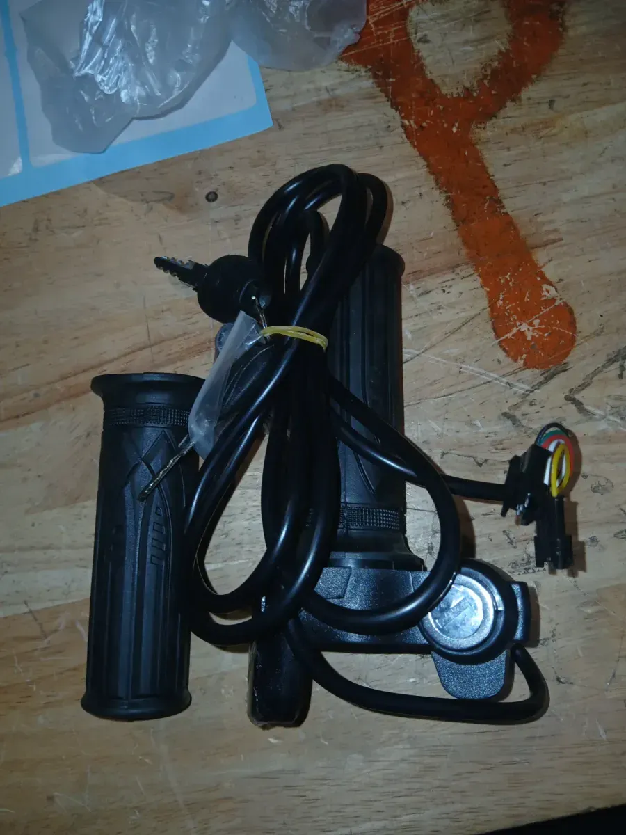Electric Bike Full Twist Throttle Right Handle Throttle 24V 36V 48V 60V 72V with 3 pin Waterproof/SM Connector for EBike or Folding Electric Scooter - image 2