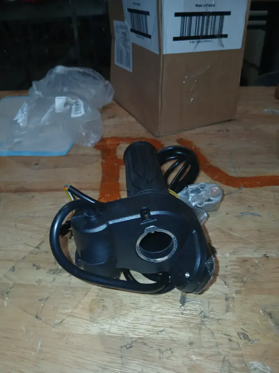 Electric Bike Full Twist Throttle Right Handle Throttle 24V 36V 48V 60V 72V with 3 pin Waterproof/SM Connector for EBike or Folding Electric Scooter - image 3
